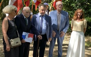 Bergerac : Remise de l'insigne d'honneur de 40 ans de porte-drapeau et de la Croix du combattant au major André Rouby
