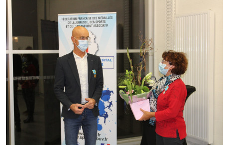 Remise de médaille à Mme Liliane FOCHETTI Trésorière du Comité départemental de gymnastique