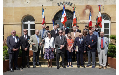 Bergerac - Remise de la médaille de bronze à M. André ROUBY