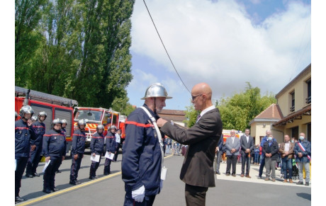 Excideuil - Remise de la médaille de la jeunesse des sports et de l'engagement associatif échelon or à M. Jean-Michel TICHET.