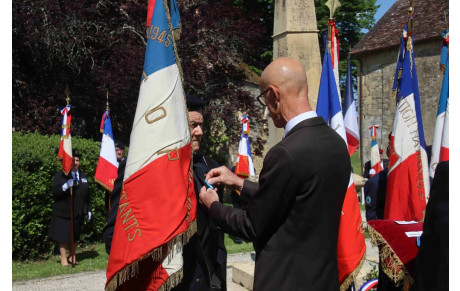 Dévoilement de plaque commémorative et mise à l'honneur de porte-drapeaux