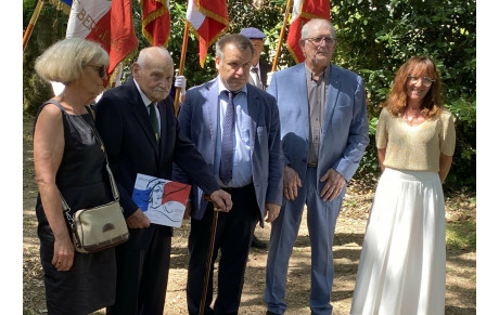 Bergerac : Remise de l'insigne d'honneur de 40 ans de porte-drapeau et de la Croix du combattant au major André Rouby
